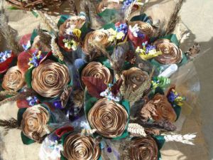 Voir le détail de cette oeuvre: panier de roses en écorce de bouleau naturel emballé individuellement.