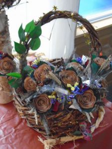 Voir le détail de cette oeuvre: panier de roses en écorce de bouleau naturel emballé individuellement.